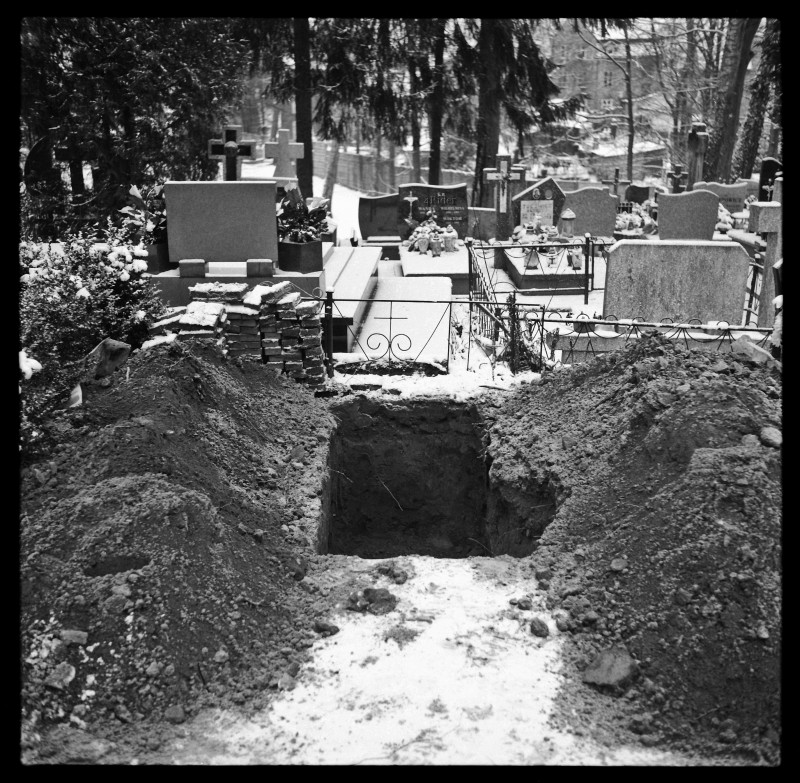 Nuestras tumbas ya han sido cavadas.jpg