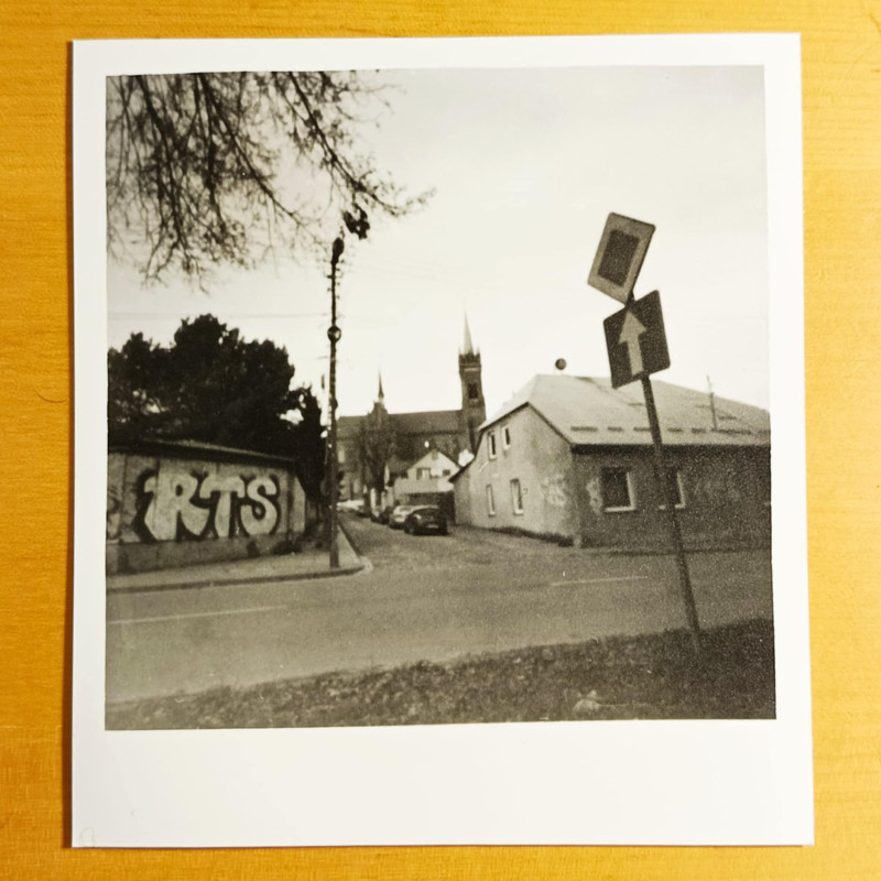 Film FOMAPAN 200,  Papier FOMASPEED Vriant 312 multigrade MATT.<br />Od początku do końca cały proces analogowo, odbitka 9,5 x 9,5 cm sfotografowana telefonem.
