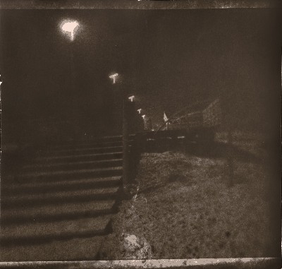 ostatnie, to to w zuzytym wywolywaczu, odstanym przez jakis czas i podgrzanym do 26 stopni<br /><br />canonet 28 i delta 3200@12800
