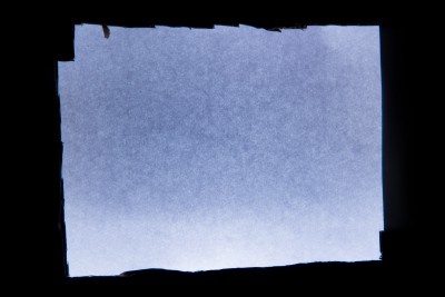 zdjęcie z mocno podbitym kontrastem uwypuklającym strukturę papieru.