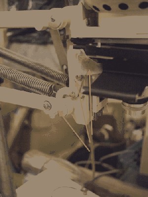 Tu wydaje się brakować jakiegoś elementu poruszającego obiektywem (do autofokusa). Czy tak? Tak czy siak, bez autofokusa mogę żyć.
